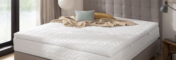 Topper mit Kissen und Decke